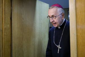 Poznań. Ksiądz podejrzany o gwałcenie chłopca pracuje w kurii. Zadbał o to abp Gądecki