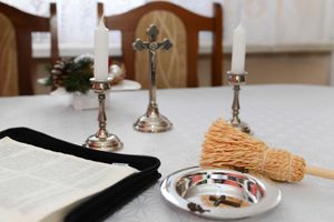 Biblia, kropidlło, krzyż