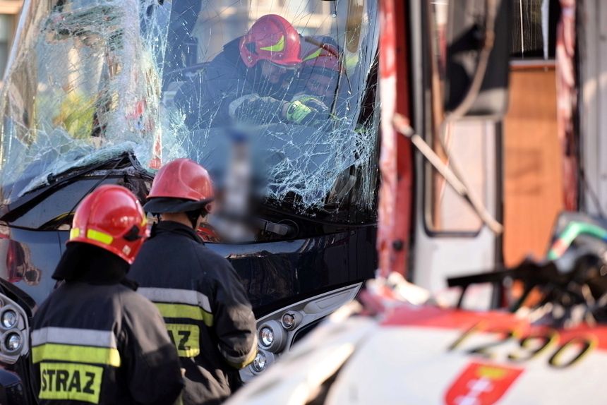 Wypadek w Gdańsku. Przy Bramie Wyżynnej tramwaj wbił się w autokar