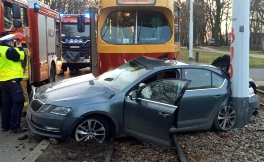 Wypadek w Łodzi. Samochód wjechał pod tramwaj. Jedna osoba w szpitalu