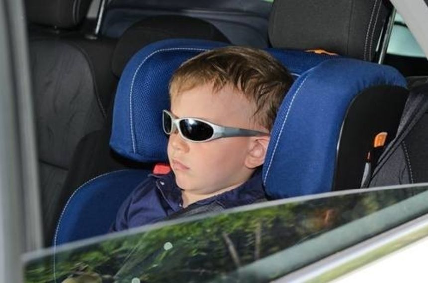 Dziecko prowadzi auto