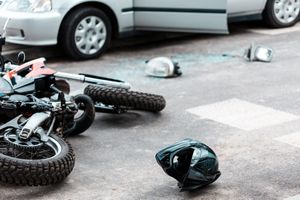Wypadek w Łodzi. Motocykl zderzył się z ciężarówką. Dwie osoby nie żyją