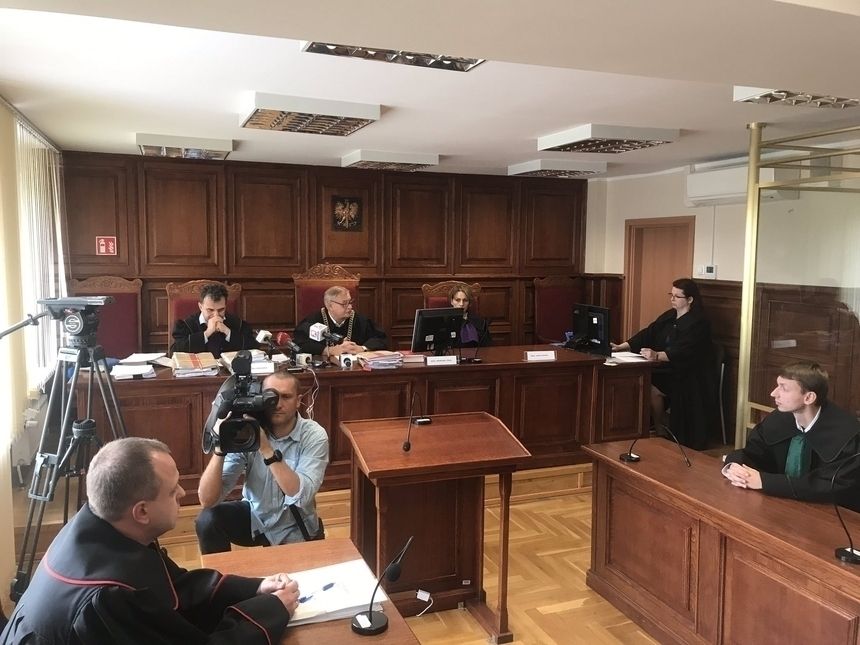 2-letnia Lilianka z Piły nie żyje. Ojczym pchnął ją, bo nie szło mu w grze. Jest wyrok