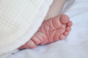 Niemowlę z krwiakami i złamanym żebrem w szpitalu w Łodzi