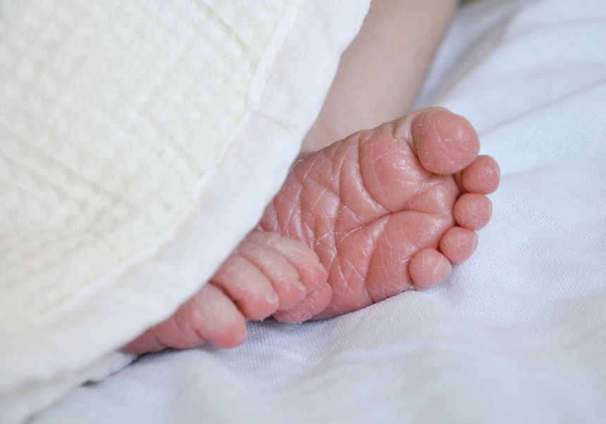 Niemowlę z krwiakami i złamanym żebrem w szpitalu w Łodzi