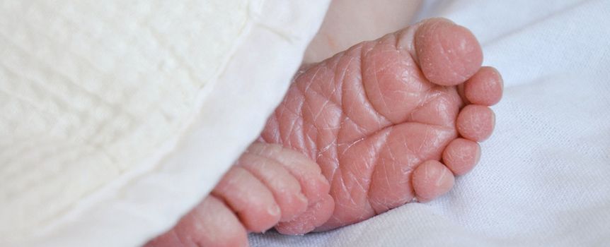Niemowlę z krwiakami i złamanym żebrem w szpitalu w Łodzi
