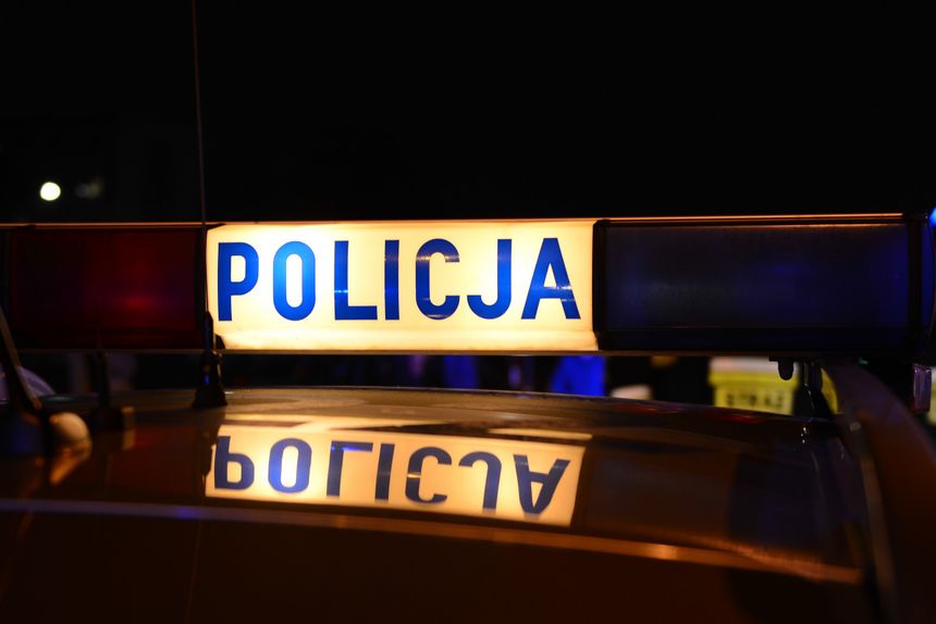 Giżycko. 8-latek głodny i zaniedbany czekał na matkę. Była pijana i leżała w krzakach