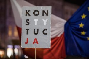 Mural z napisem "Konstytucja" w Warszawie