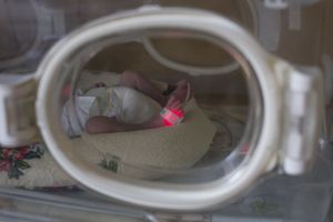 Łosice. 20-latka zamknęła noworodka w koszu na bieliznę