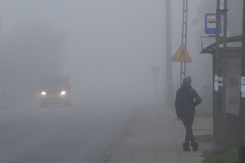 Pogoda. IMGW alarmuje i wydaje ostrzeżenia przed gęstą mgłą na dużej części kraju