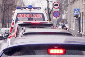 Wypadek w Płocku. Sygnalizator spadł na przechodnia. Mężczyzna nie żyje