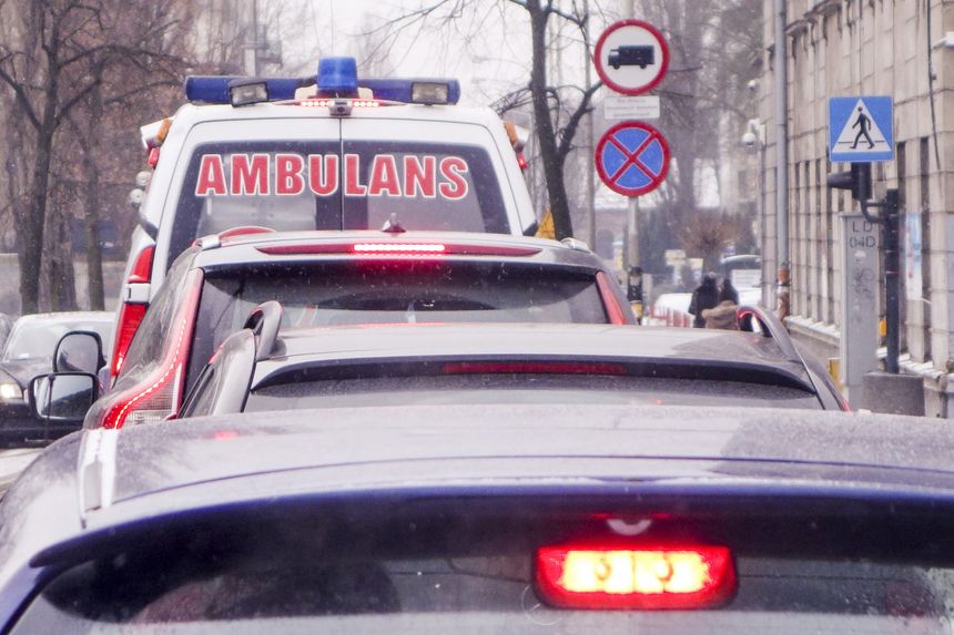 Wypadek w Płocku. Sygnalizator spadł na przechodnia. Mężczyzna nie żyje
