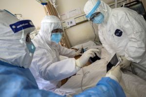 Koronawirus. Liczba ofiar wirusa z Wuhan drastycznie rośnie. Tysiące osób w ciężkim stanie