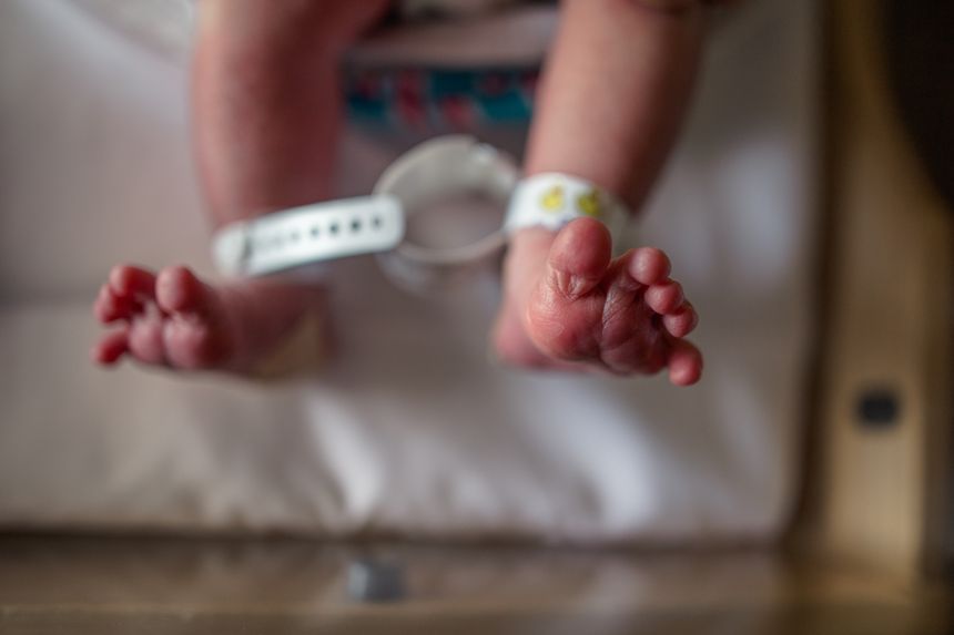Bydgoszcz. 8-miesięczny chłopczyk ze złamaniami i skręceniami. Matka: wypadł z łóżeczka