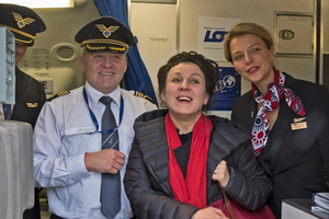 Olga Tokarczuk powitana na lotnisku Chopina w Warszawie