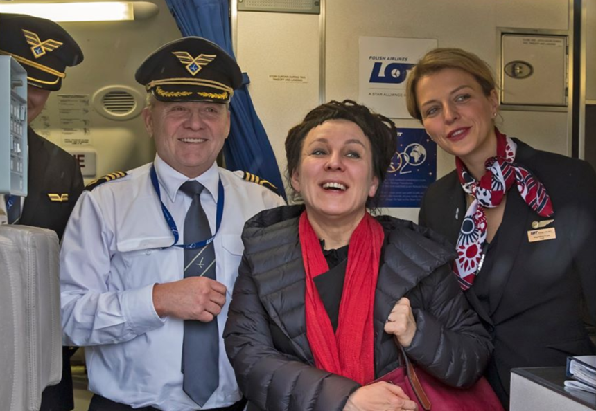 Olga Tokarczuk powitana na lotnisku Chopina w Warszawie