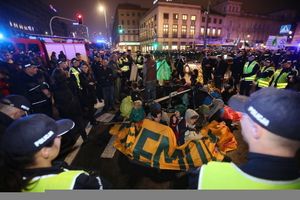 Aktywiści zablokowali rondo de Gaullea. Rozbili namiot pod palmą i zablokowali przejazd