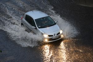 Pogoda. Ulewy suną przez Polskę. Wydano alarm przeciwpowodziowy