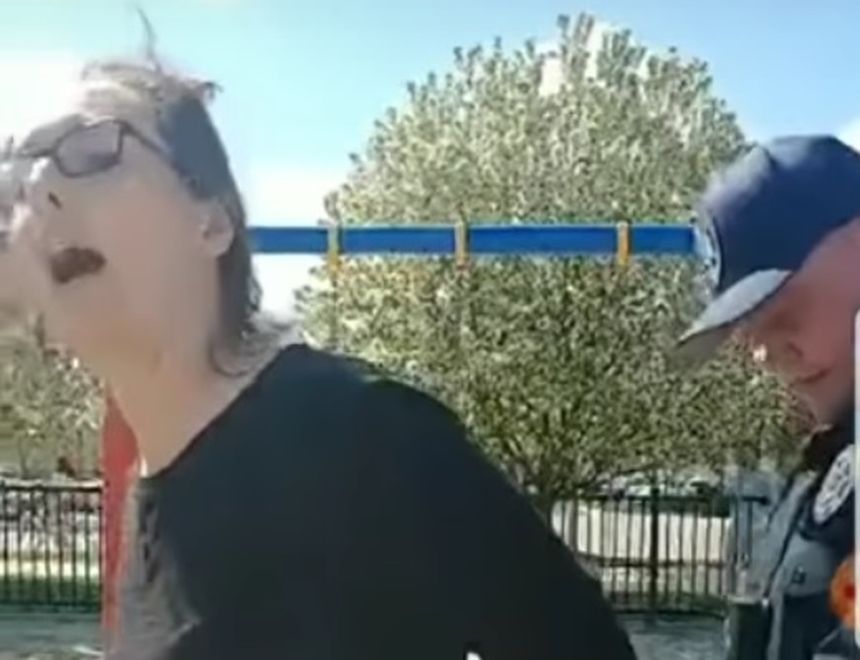 Kobieta aresztowana na placu zabaw