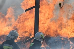 Pożar w Bytomiu. Pali się była fabryka Jopek na Stroszku