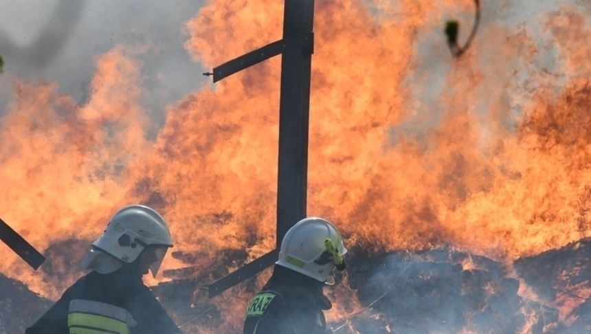 Pożar w Bytomiu. Pali się była fabryka Jopek na Stroszku