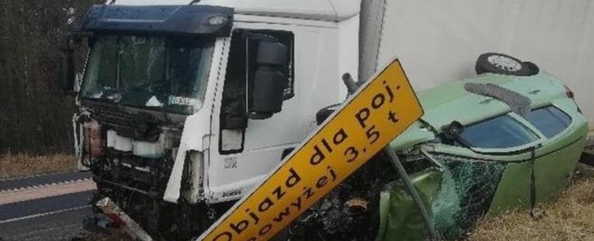 Wypadek pod Nową Solą. Dwie kobiety nie żyją, tir przygniótł osobówkę