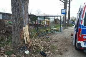 Wypadek w Kielcach. Kierowca wjechał w przystanek autobusowy