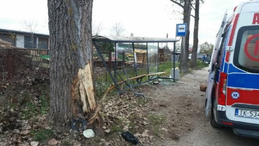 Wypadek w Kielcach. Kierowca wjechał w przystanek autobusowy