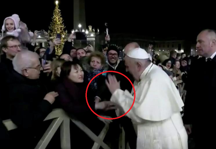 Papież Franciszek uderzył kobietę