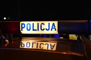 Kozienice. Dziecko stało na parapecie i wołało mamę. Sąsiedzi wezwali policję