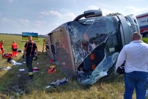 Wypadek na dk 53 pod Olsztynem. Autokar z pielgrzymami wpadł do rowu