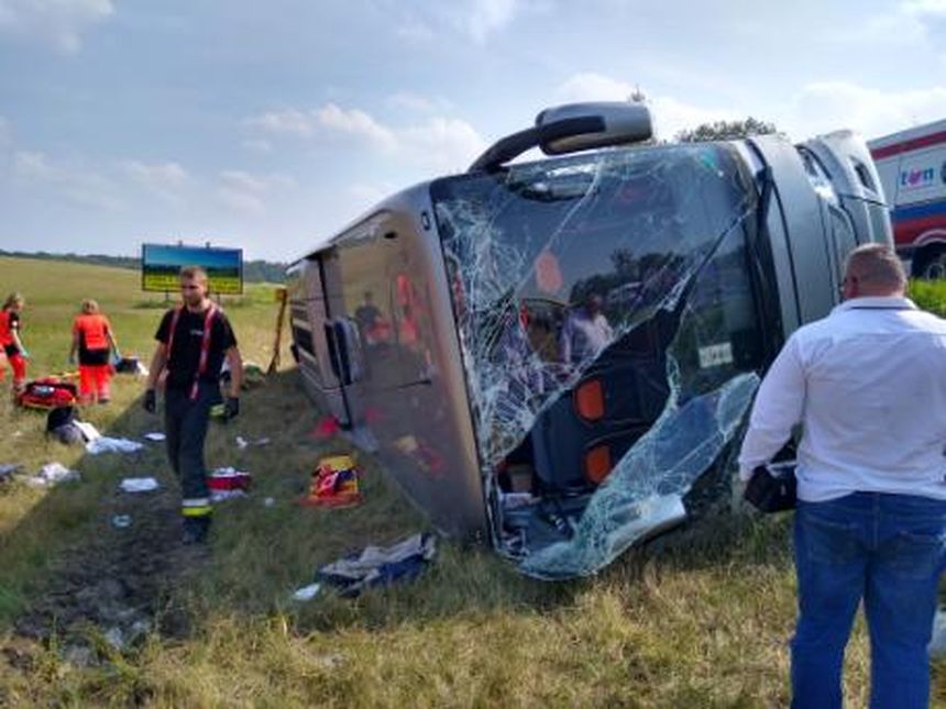 Wypadek na dk 53 pod Olsztynem. Autokar z pielgrzymami wpadł do rowu