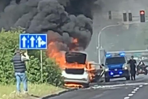 Wypadek w Poznaniu. Kierowcy wpadali na siebie jeden po drugim. Jedno z aut spłonęło