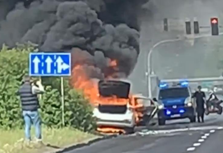 Wypadek w Poznaniu. Kierowcy wpadali na siebie jeden po drugim. Jedno z aut spłonęło