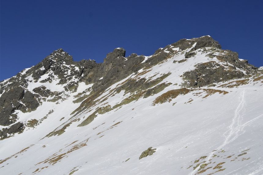Śnieg w Zakopanem. W Tatrach TOPR ostrzega przed oblodzeniami