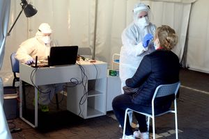 mobilny punkt testów na koronawirusa