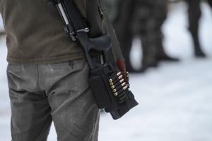 Łódzkie. Myśliwy postrzelił się w głowę, czyszcząc broń. Zginął na miejscu