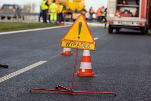 Wypadek k. Turku. Wiatr zepchnął na drzewo szkolny autobus. Jedno z dzieci ma odcięte palce