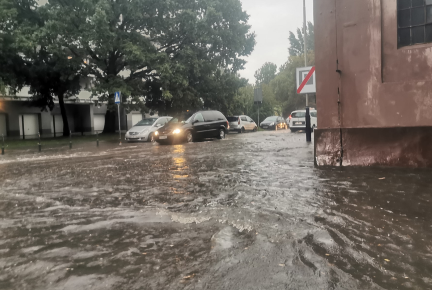 Burza nad Łodzią. Woda zalała szpital. SOR się suszy