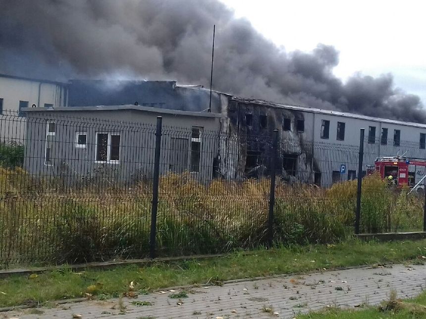 Potężny pożar hali w Złocieńcu. Utrudnienia na dk 20