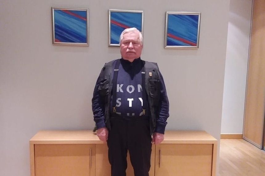 Lech Wałęsa na pogrzebie Georga H.W. Busha był w podkoszulce "Konstytucja"|undefined