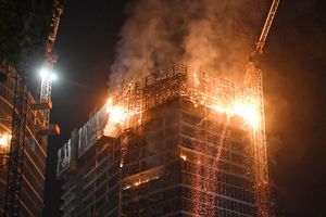 Warsaw Hub. Trwa dogaszanie pożaru wieżowca [WIDEO, ZDJĘCIA]