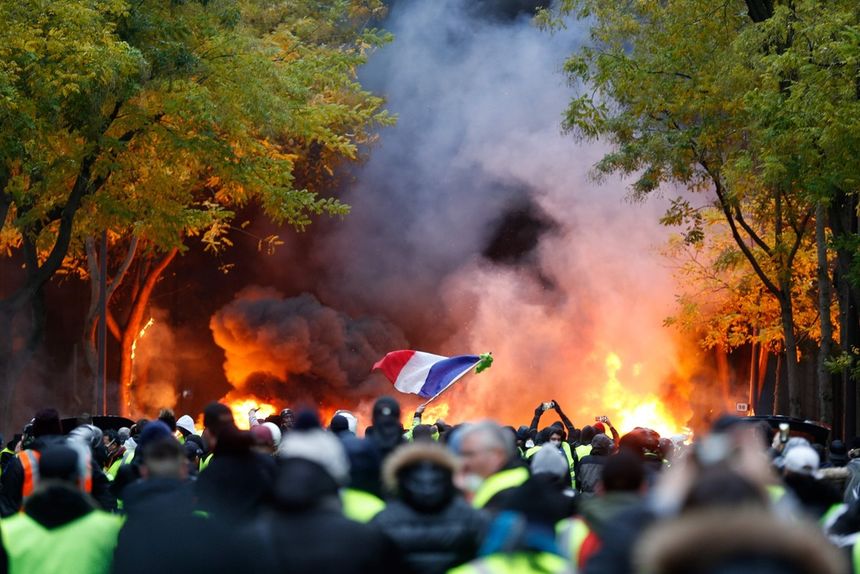 Francja. Władze Paryża przygotowują się na sobotnie protesty "żółtych kamizelek"|undefined