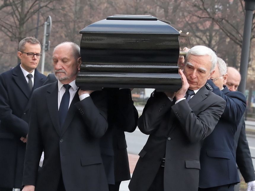 Pogrzeb Jana Olszewskiego. Trumnę z jego ciałem wniósł Antonii Macierewicz|undefined