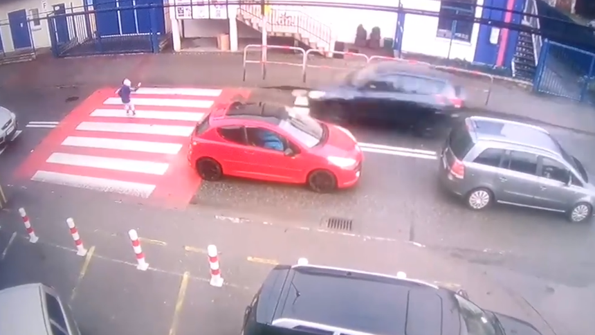 Małopolska. Nastolatka potrącona na pasach w Sułkowicach. Cudem przeżyła wypadek|undefined
