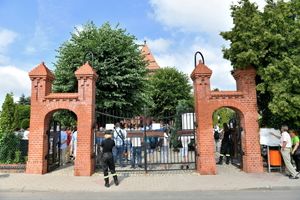Pogrzeb Kristiny z Mrowin. Koledzy położyli na jej grobie serce z róż i zabawki