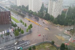 Ulewa w Katowicach. Zalane drogi, parkingi, tunel i Auchan w Sosnowcu
