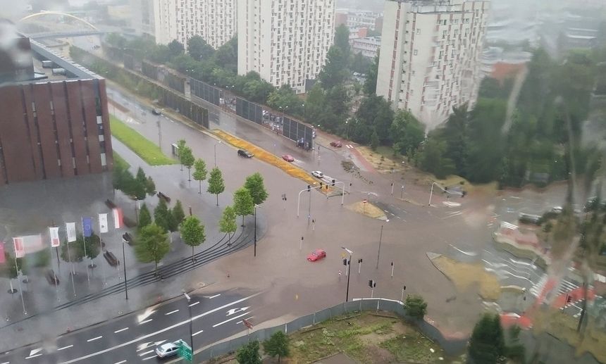 Ulewa w Katowicach. Zalane drogi, parkingi, tunel i Auchan w Sosnowcu