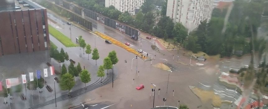 Ulewa w Katowicach. Zalane drogi, parkingi, tunel i Auchan w Sosnowcu