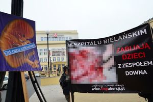 Warszawa. Przeciwnicy aborcji pikietują pod Szpitalem Bielańskim. Pilnuje ich policja